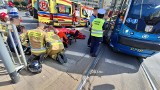 Wypadek na skrzyżowaniu w centrum Wrocławia. Motocyklista wjechał pod tramwaj. Zobaczcie zdjęcia