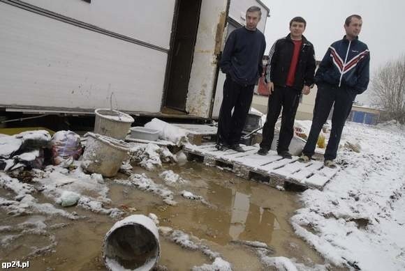 Robotnicy z Ukrainy wciąż mieszkają na budowie w fatalnych warunkach.