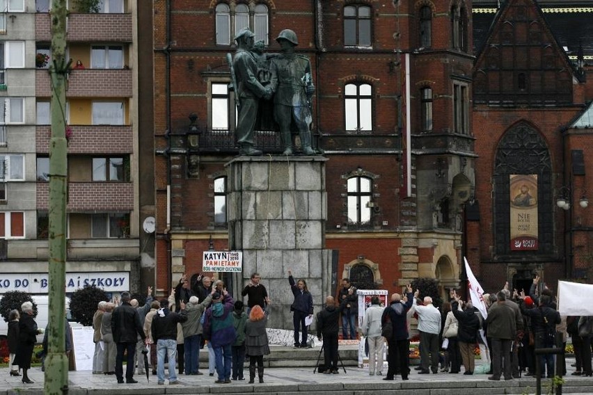 Pomnik zniknie z placu Słowiańskiego w Legnicy