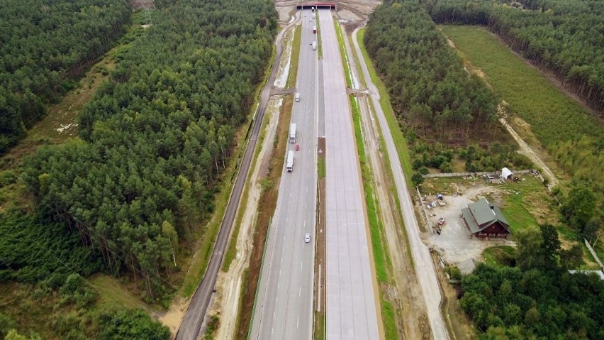 Maszyna do betonowania autostrady A1 pracuje na pełnych...