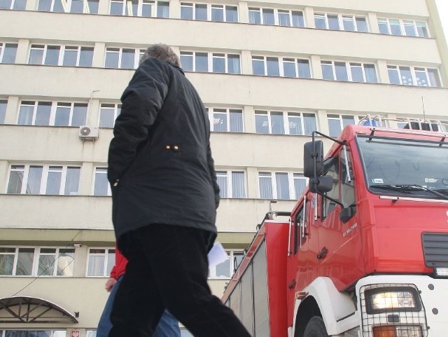 Strażacy zabezpieczali teren wokół budynku Izby Skarbowej przy ulicy Sandomierskiej w Kielcach.