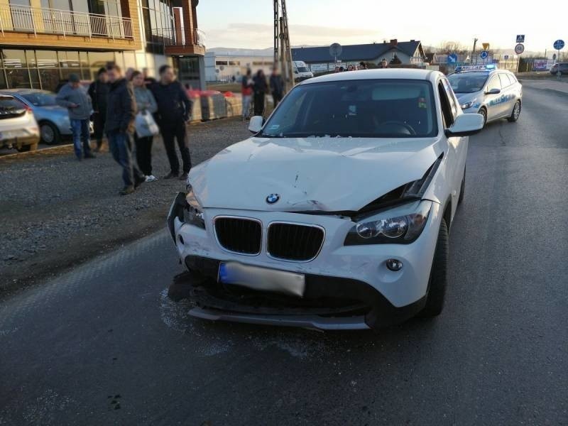 Wypadek w Brzeznej. Strażacy wydobywali uwiezionego w aucie kierowcę 