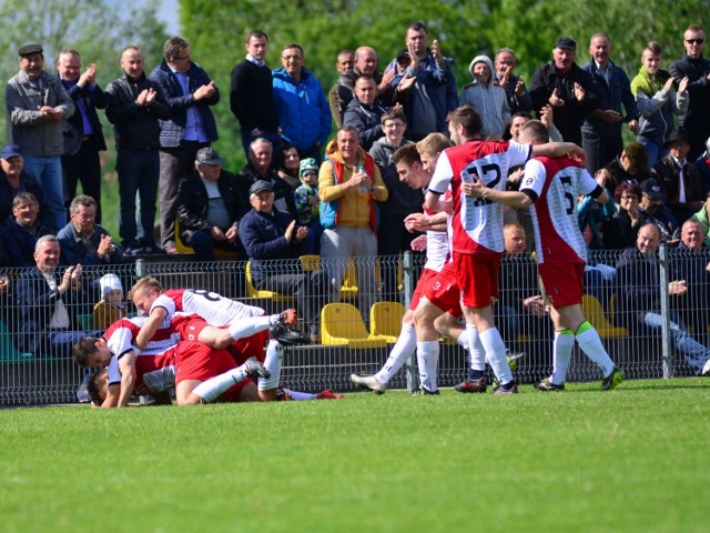 Tak cieszyli się piłkarze Oskara Przysucha po strzeleniu gola w pierwszej połowie meczu z Polonią Warszawa.