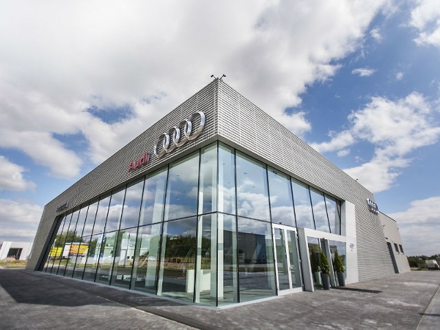 Salon Audi Autorud mieści się przy ulicy Lubelskiej 50c (kierunek: lotnisko Jasionka) i jest dostępny dla klientów  od poniedziałku do soboty.