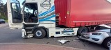 Wypadek w Parku Przemysłowym w Bydgoszczy. Zderzenie ciężarówki z osobówką [zdjęcia]