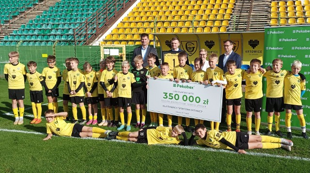 8.11.2023 r. Podopieczni Fundacji Sportowe Katowice z czekiem od nowego sponsora.