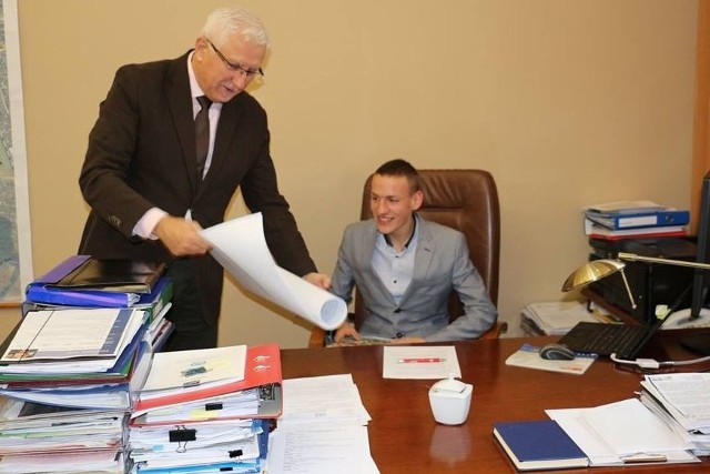 Prezydent Nowej Soli, Wadim Tyszkiewicz, prezentuje młodzieżowemu prezydentowi, Mateuszowi Leśniewskiemu, część zadań, z jakimi zmaga się na co dzień.