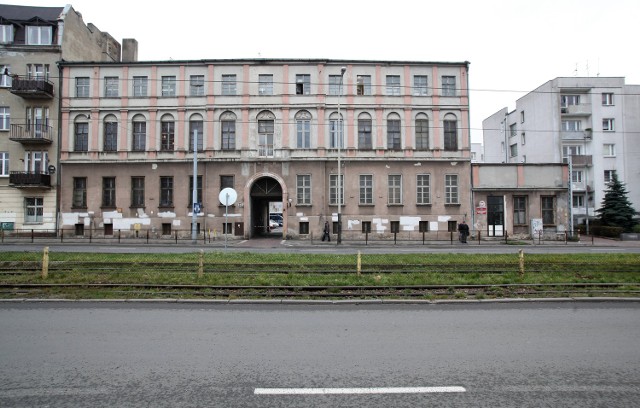 Dotychczasowa siedziba drogówki to zabytkowy obiekt z 1900 r., który pierwotnie był siedzibą carskiej policji konnej
