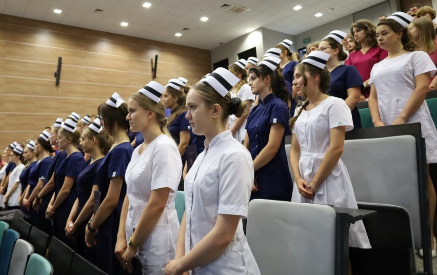 Tradycyjne czepkowanie pielęgniarek i położnych w Collegium Medicum Uniwersytetu Jana Kochanowskiego w Kielcach. Zobaczcie zdjęcia