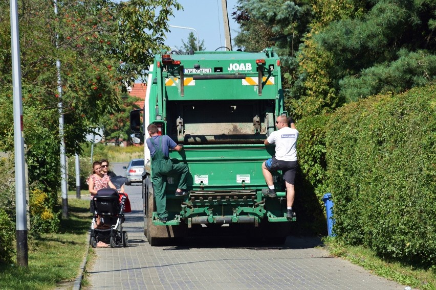 Na Mieroszowskiej z trudem mieszczą się dwa auta, ale...