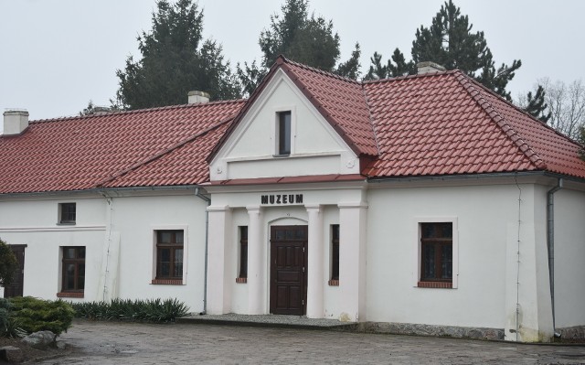 Szkoła w Karolewie poszczycić się może m. in. muzeum. Założył je w 1970 r. w oficynie dworskiej obecny patron szkoły Bronisław Zamojdzin