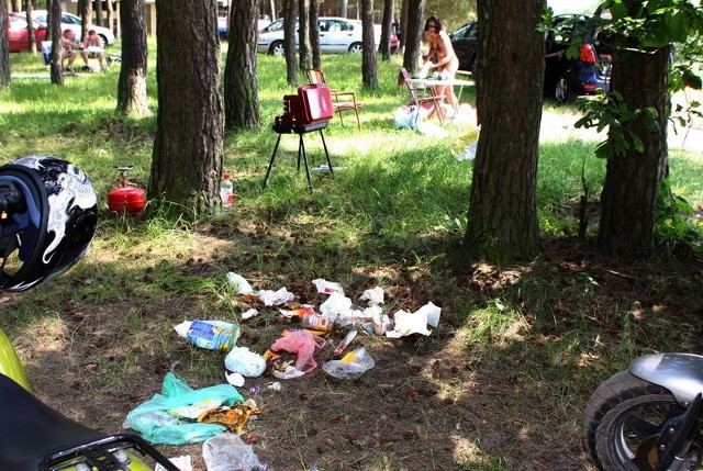 W sąsiedztwie takich śmieci odpoczywali na wodą w Bolminie turyści.