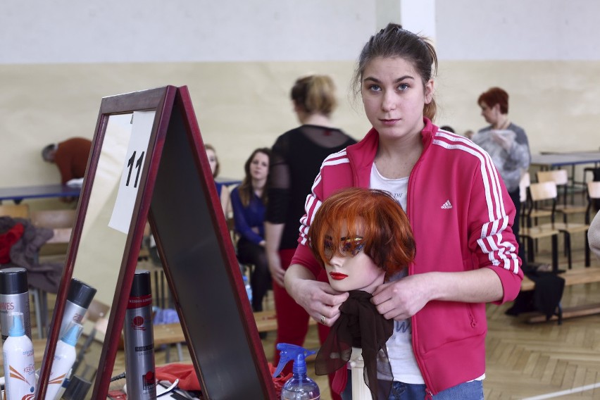 Uczniowie fryzjerstwa strzygli i czesali w Słupsku (wideo, zdjęcia)