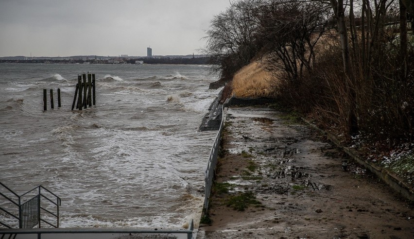 Sztorm na Bałtyku 2.01.2019. Plaża w Gdyni Orłowie