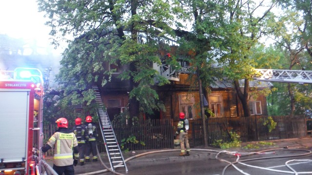 W akcji udział brało blisko 40 strażaków z dziesięciu zastępów. Z uwagi na niskie ciśnienie w hydrantach, trzeba było na miejsce pożaru dodatkowo sprowadzić cysternę z wodą