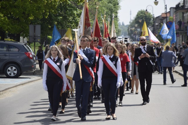 Od mszy w kościele parafialnym pw. NMP Wspomożycielki Wiernych rozpoczęły się uroczystości z okazji 100-lecia Kolegium Kujawskiego X.X Sal. W Aleksandrowie Kujawskim. Homilię poprowadził ks. inspektor Roman Jachimowicz, były dyrektor placówki.Następnie setki uczniów, nauczycieli, przedstawicieli duchowieństwa i absolwentów w asyście orkiestry dętej z Raciążka przemaszerowały ulicami miasta, zapraszając na dalsze części obchodów. Pogoda dopisała, zaś barwny, rozśpiewany korowód zwracał uwagę wielu mieszkańców.Parada dotarła do hali widowiskowo-sportowej Kolegium Kujawskiego. Tutaj na gości czekała specjalnie przygotowana wystawa, ukazująca jak szkoła zmieniała się na przestrzeni lat. Można było też odszukać się w szkolnych albumach. Nie zabrakło też części artystycznej, oraz gratulacji i upominków od lokalnych samorządowców i przedstawicieli oświaty. Na koniec wspólna biesiada.Flash INFO, odcinek 13 - najważniejsze informacje z Kujaw i Pomorza.