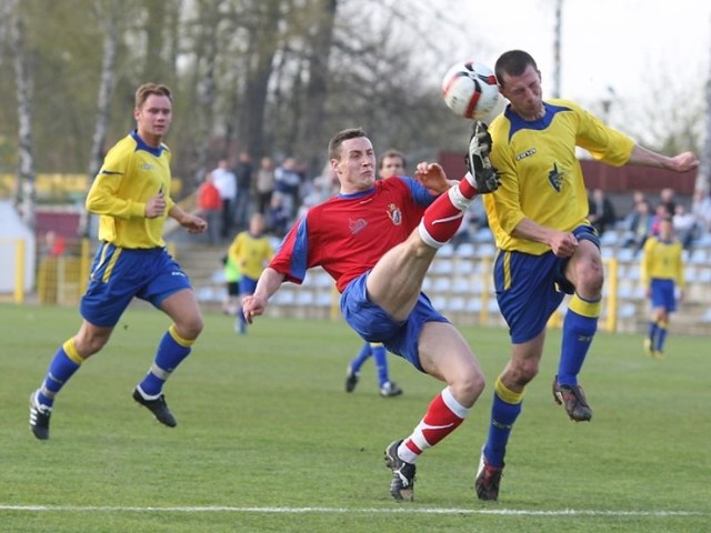 W meczu Pucharu Polski, Gryf 95 Slupsk przegral po rzutach karnych z Zatoką Puck 3:4. W regulaminowym czasie bylo 1:1.