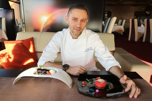Popisowe deserowe specjały poleca Tomasz Pawlusek, szef kuchni w restauracji Odyssey.