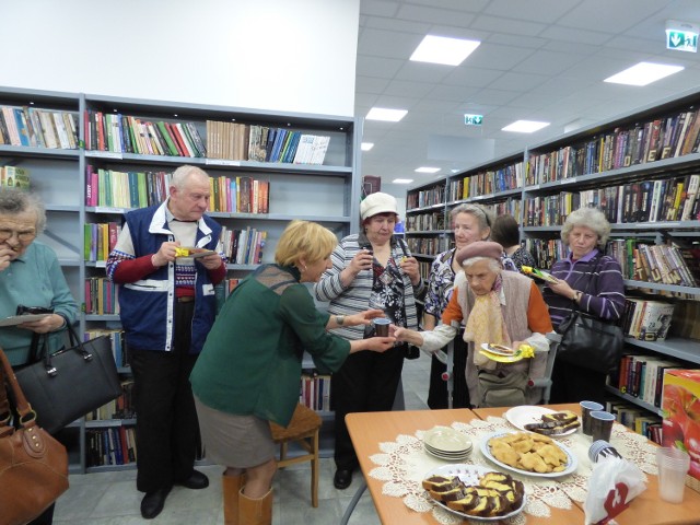 Czy biblioteka może łączyć pokolenia? Oczywiście, że tak. Dowodem na to jest spotkanie, które odbyło się w Powiatowej i Miejsko - Gminnej Bibliotece Publicznej w Opatowie. Biblioteka gościła dzieci z Przedszkola Publicznego w Opatowie oraz grupę Seniorów z Dziennego Domu „Senior Wigor” z opiekunami. W ramach „Światowego Dnia Poezji”, nawiązując tematycznie do powitania wiosny, dzieci w pięknych kolorowych strojach wystąpiły z wierszem, piosenką i tańcem. Seniorzy recytowali poezję dziecięcą. W myśl idei „Łączymy pokolenia” młodzi uczestnicy spotkania dowiedzieli się, że dzięki poezji i piosence mogą znaleźć wspólny język z pokoleniem Seniorów. Rozmawiano na temat zainteresowań oraz zawodów, które wykonywali Seniorzy. Dzieci wypowiadały się, kim chciałyby zostać w dorosłym życiu. Spotkanie okazało się wspaniałą zabawą osób w różnym wieku. Były wspólne piosenki i tańce. Przedszkolaki otrzymały od Seniorów piękną książkę z wierszami dla najmłodszych. Seniorzy zostali obdarowani kwiatami i wyklejankami wykonanymi własnoręcznie przez dzieci. Wszystkim podziękowano za udział słodkim poczęstunkiem i zaproszono do korzystania z biblioteki. ZOBACZ TAKŻE:  Flesz. Regionalny Puchar Polski, Król Twittera w V lidze, Odra bardziej hiszpańska 