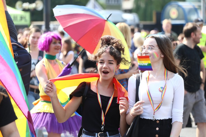 Parada Równości 2019 Warszawa [ZDJĘCIA] Kolorowy marsz przeszedł 8.06 ulicami stolicy. Wziął w nim udział Rafał Trzaskowski [WIDEO]