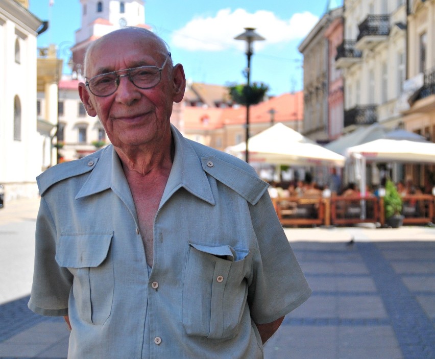 Zbigniew Stepanów uczył się w Lublinie. Mieszka w Opocznie.