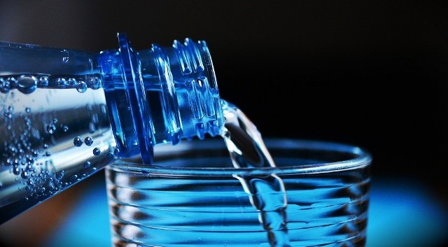 Woda jest niezbędnym składnikiem do życia człowieka i jego prawidłowego funkcjonowania. Często zapominamy o jej piciu, a zamiast tego spożywamy więcej napojów, które zawierają dużą ilość barwników. Jeśli uświadomimy sobie, jak wiele dobrego przynosi regularne picie wody, z pewnością zapomnimy o kolorowych napojach! W naszej galerii dowiesz się, jak woda działa na funkcjonowanie naszego organizmu! ▶▶