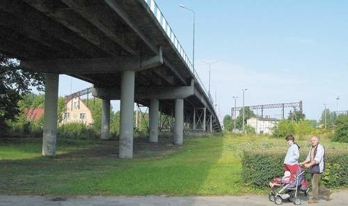 Zakończenie budowy białogardzkiego wiaduktu opóźni się.