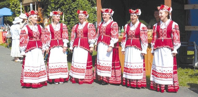 Na Jarmark Żubra przyjeżdżają zespoły z Polski i Białorusi. Prezentują swoje utwory i tradycyjne stroje. Turyści z chęcią słuchają ich krótkich koncertów oraz robią sobie pamiątkowe zdjęcia.