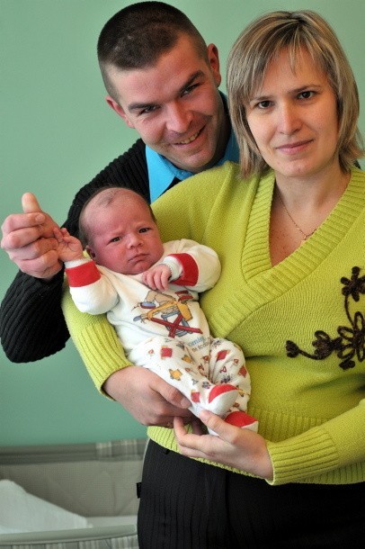 Mateusz Trusewicz - pozujący do zdjęcia z rodzicami, Agnieszką i Piotrem - jest najwcześniej urodzonym w tym roku dzieckiem w gminie 