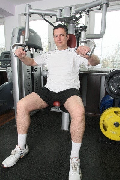 Doktor Grzegorz Gałuszka szczególnie upodobał sobie ćwiczenia na siłowni.