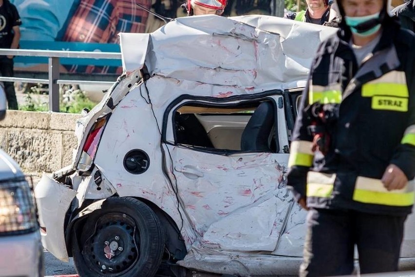 Tragiczny wypadek trzech aut. Trwa walka o życie kierowcy (ZDJĘCIA)