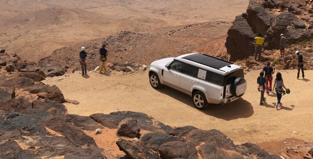 Land Rover Defender Dzięki wydłużonemu o 34 cm nadwoziu, nowy Land Rover Defender pomieści na pokładzie osiem osób. Auto oferowane będzie z dwoma dieslami i dwoma benzyniakami do wyboru. Fot. Range Rover