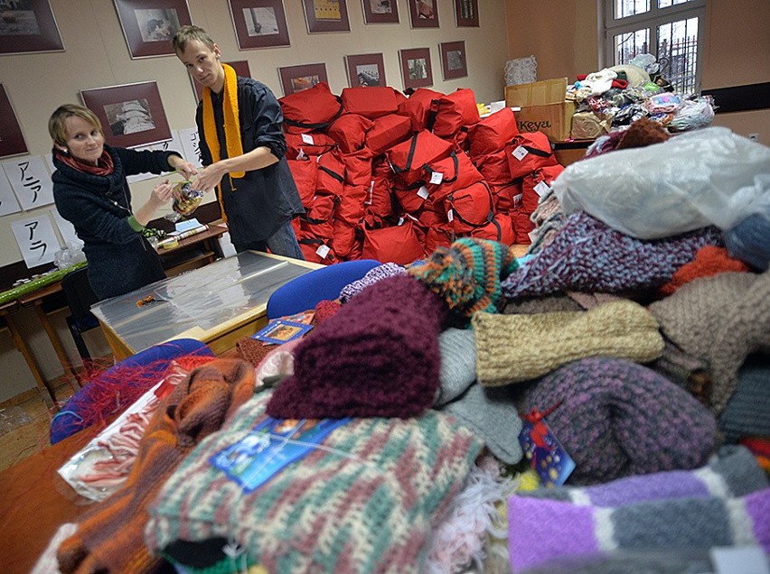 W Sopocie zrobili na drutach szaliki dla bezdomnych na zimę 