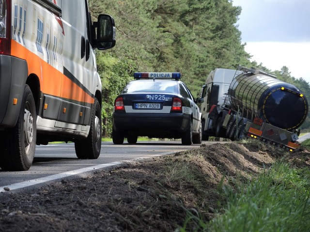 Autocysterna  z paliwem wjechała do rowu