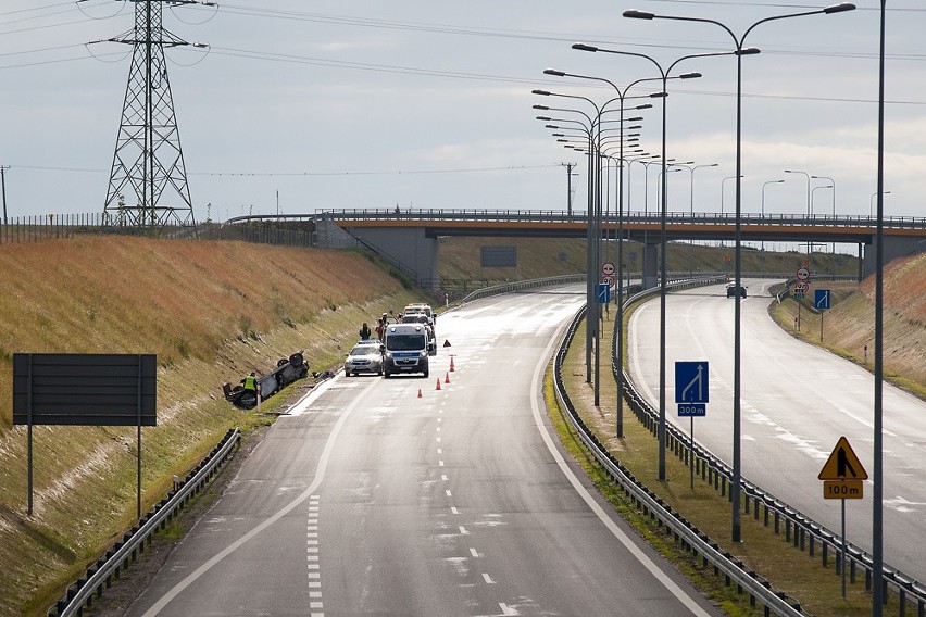 Wypadek na słupskiej obwodnicy. Nie żyje kierowca toyoty.