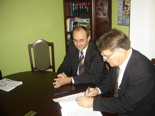 Akt notarialny  w imieniu Skarbu Państwa podpisał Wiesław Pusz, starosta powiatu białostockiego
