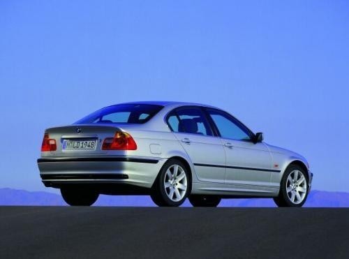Fot. BMW: Model produkowano z nadwoziem sedan (za zdjęciu),...