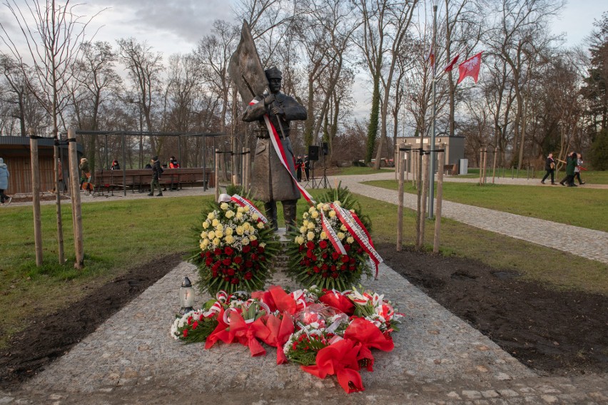 Marszałek Marek Woźniak odsłonił pomnik, razem z burmistrzem...