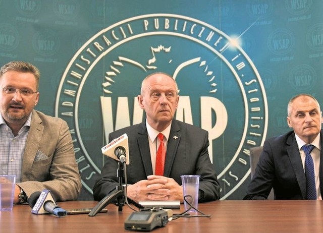 Władze WSAP-u - Rafał Taszycki (od lewej), Eugeniusz Nikulin i Jacek Pietraszewski - czekają na rozpatrzenie wniosku przez MNiSW