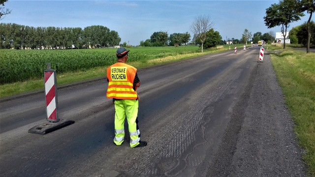 Jak informuje Tomasz Okoński rzecznik prasowy bydgoskiego oddziału Generalnej Dyrekcji Dróg Krajowych i Autostrad, w ramach budowy obwodnicy Inowrocławia od wtorku, 23 lipca 2019, rozpoczną się pierwsze prace przy nawierzchni istniejącej drogi krajowej nr 25 (odcinek od budowanej obwodnicy do wiaduktu na ul. Dworcowej w Inowrocławiu).Na wspomnianym odcinku drogi będą prowadzone prace remontowe. Do tej pory wykonano tam już frezowanie dotychczasowej nawierzchni.Do najbliższego piątku, 26 lipca, kierowcy mogą spodziewać się zwężenia drogi i ograniczeń prędkości a ruchem sterować będą sygnaliści.Prace mają na celu poprawę stanu dotychczasowej nawierzchni na drodze krajowej nr 25, stanowiącej dojazd do przyszłej obwodnicy miasta.W związku z dużym natężeniem ruchu na tym odcinku, mogą tworzyć się korki