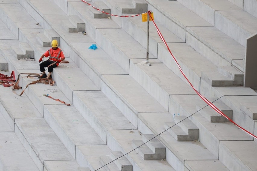 Już ostatni etap budowy stadionu ŁKS. Trwa montaż dachu  ZDJĘCIA