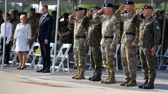 We wtorek w Forcie Knox w USA szef MON wziął udział w uroczystości przekazania obowiązków zastępcy dowódcy V Korpusu Armii USA gen. Maciejowi Jabłońskiemu, dotychczas Inspektorowi Wojsk Lądowych w Dowództwie Generalnym Rodzajów Sił Zbrojnych.