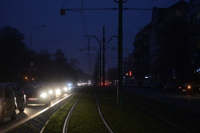 Ulica Grunwaldzka w Poznaniu. Na dworze jest już ciemno, a latarnie wciąż są wyłączone.