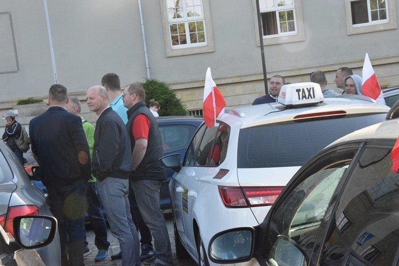 Taksówkarze zablokowali miasto. Protest przeciwko Uberowi