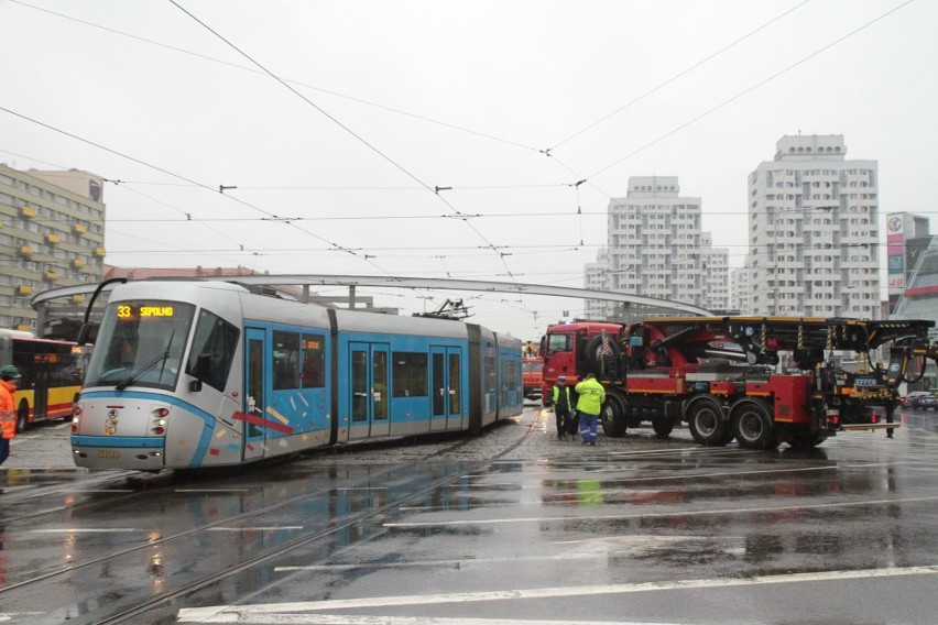 Wykolejenie tramwaju na placu Grunwaldzkim. Duże utrudnienia w ruchu [ZDJĘCIA]