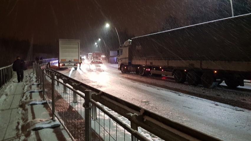 Nowy Sącz. Sypnęło śniegiem i już wypadki! Na ul. Tarnowskiej tworzyły się korki