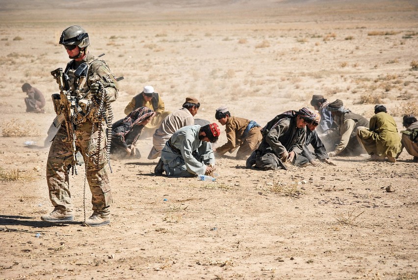 Prowincja Ghazni. Afgańscy „złomiarze” zbierający łuski...