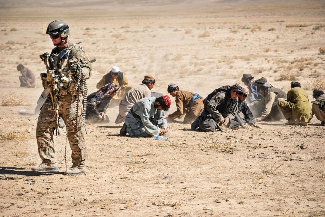 Prowincja Ghazni. Afgańscy „złomiarze” zbierający łuski pozostałe po polskich „fajertestach”. Zdarzali się wśród nich policjanci, siłą i groźbami przepędzający konkurentów – zwykle nastoletnich chłopców