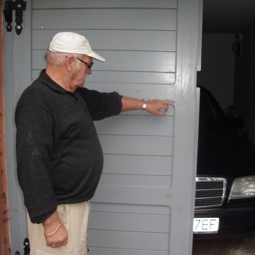 Pan Kazimierz ze Stargardu żali się, że wykonawca nieprawidłowo wstawił mu drzwi do garażu.