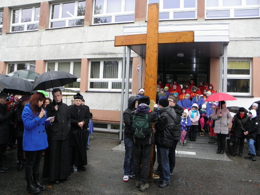 Krzyż ŚDM w Żorach: Adoracja i procesja [ZDJĘCIA]